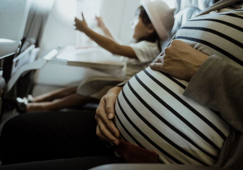 Todo lo qué debes saber sobre volar embarazada