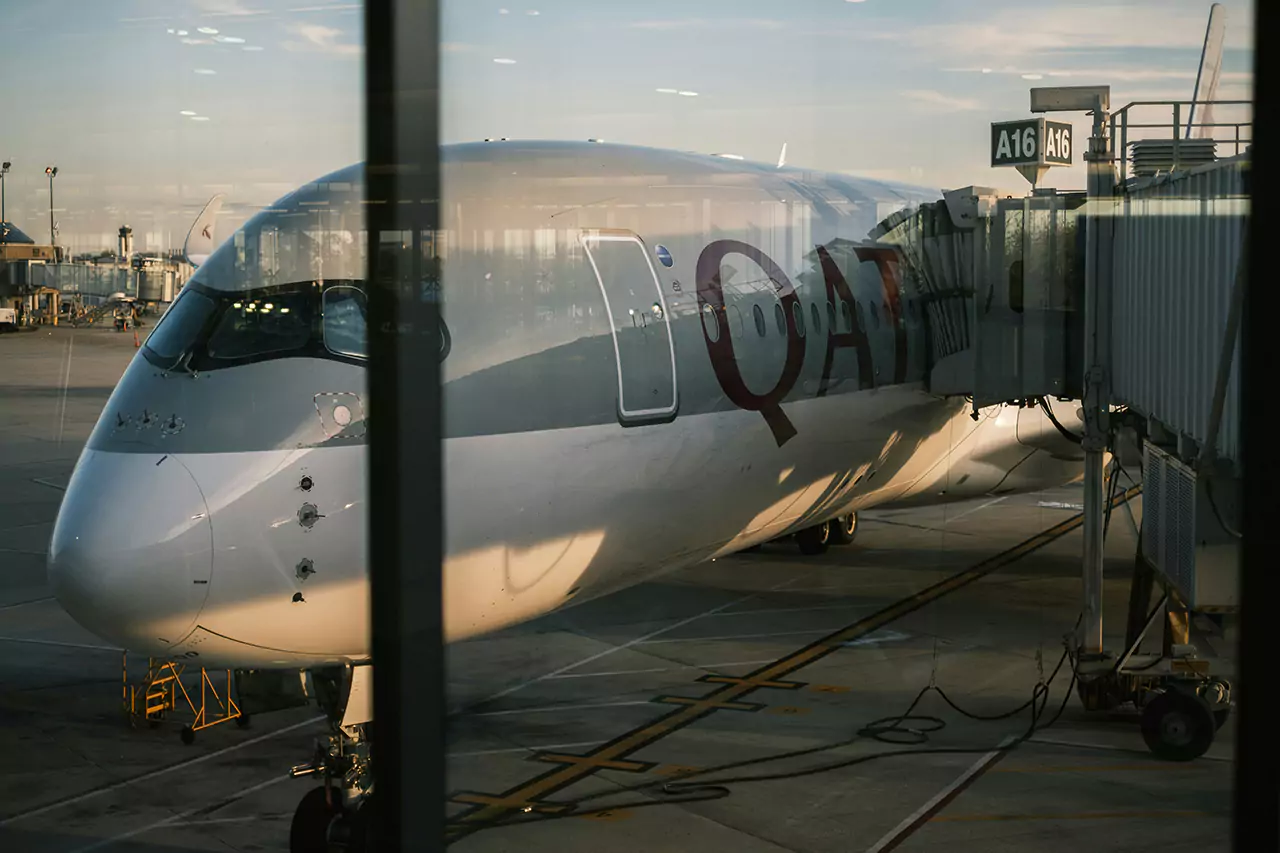 Qatar Airways imbarcare in avion