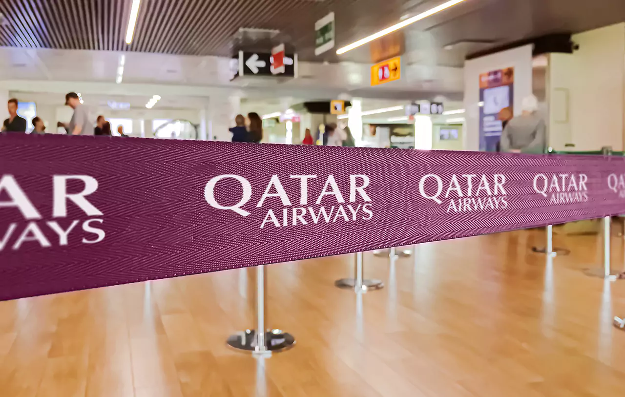 Qatar purple ribbon barier cu linia aeriana Qatar Airways