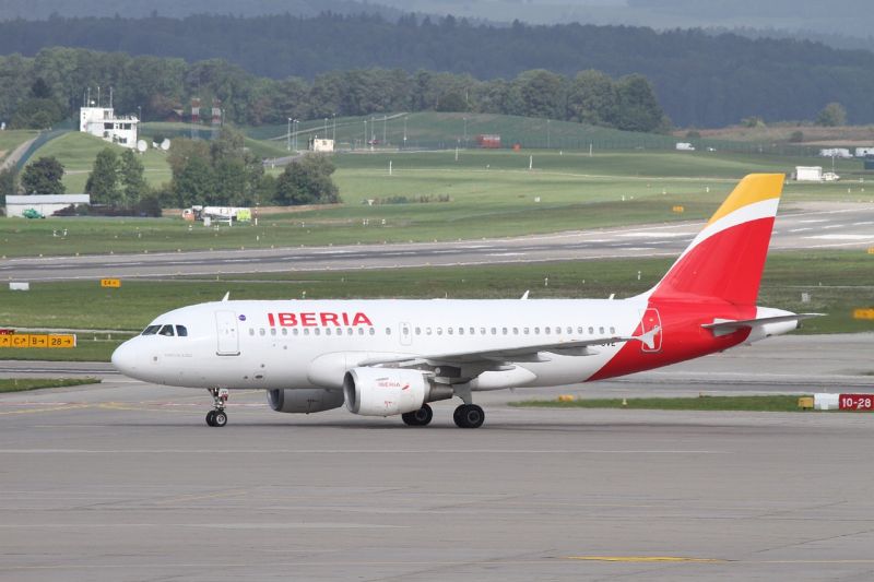 En genrebild över ett Iberia Air flygplan som står parkerad på flygplatsen