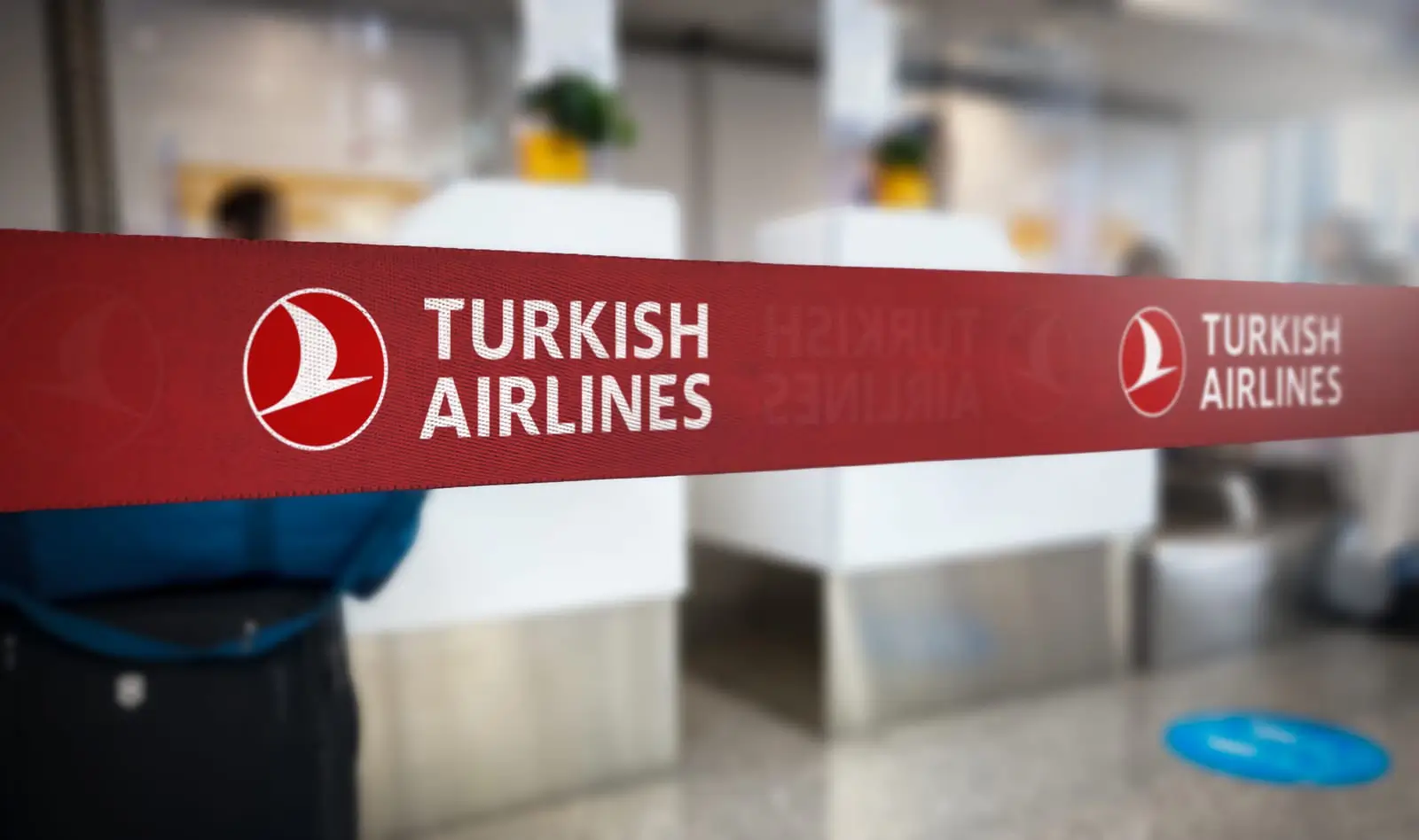 Crvena uvlačeća traka sa belim logom Turkish Airlinesa
