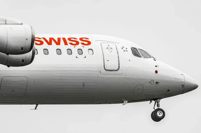 Fuselagem de um avi&atilde;o da SWISS em voo