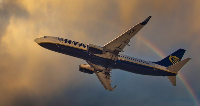 Genrebild över ett Ryanair flygplan i luften