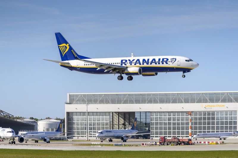 Genrebild över ett Ryanair flygplan på väg att landa