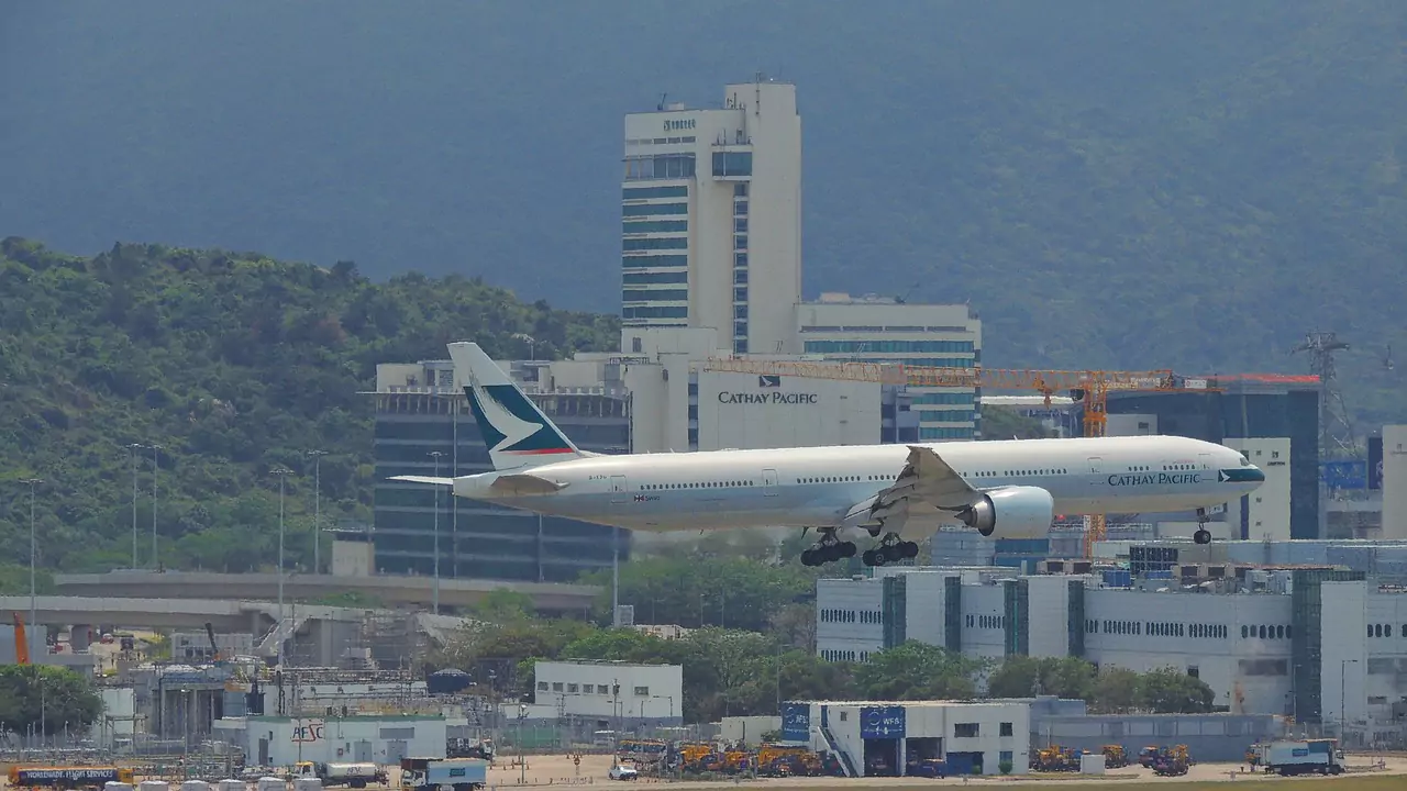 samolot Cathay Pacific przed budynkami firmy w Hongkongu