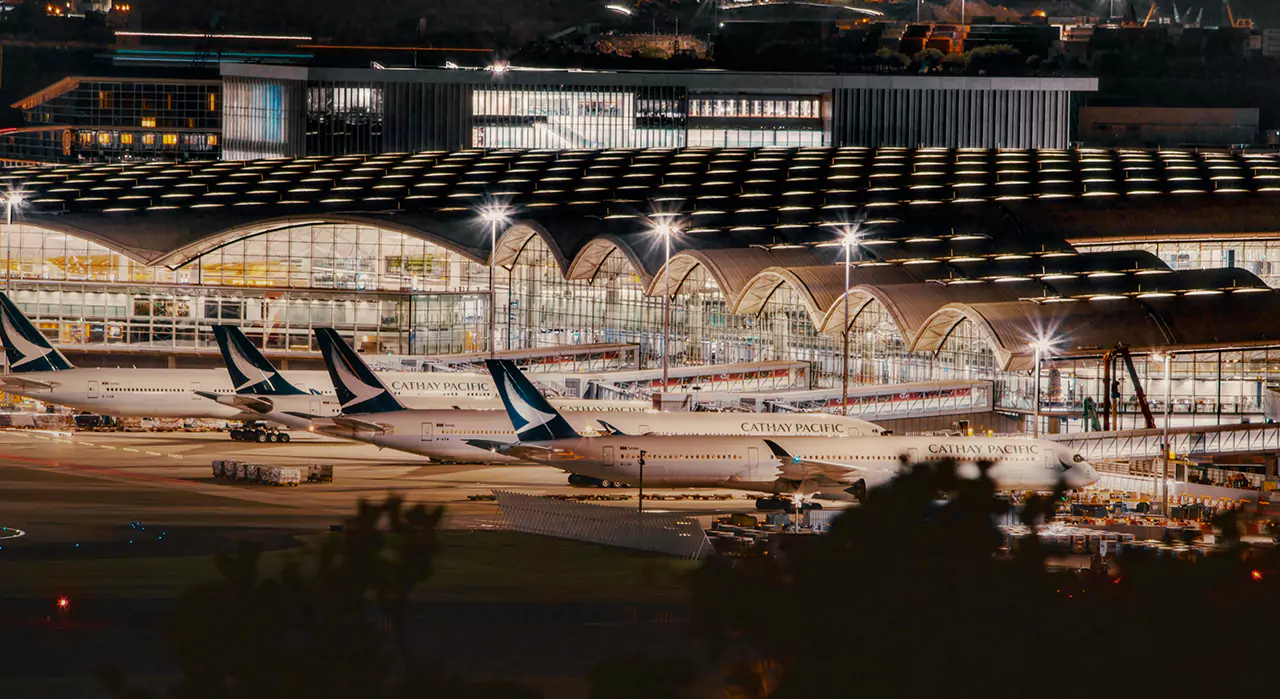 samolot cathay pacific zostaje na lotnisku w nocy