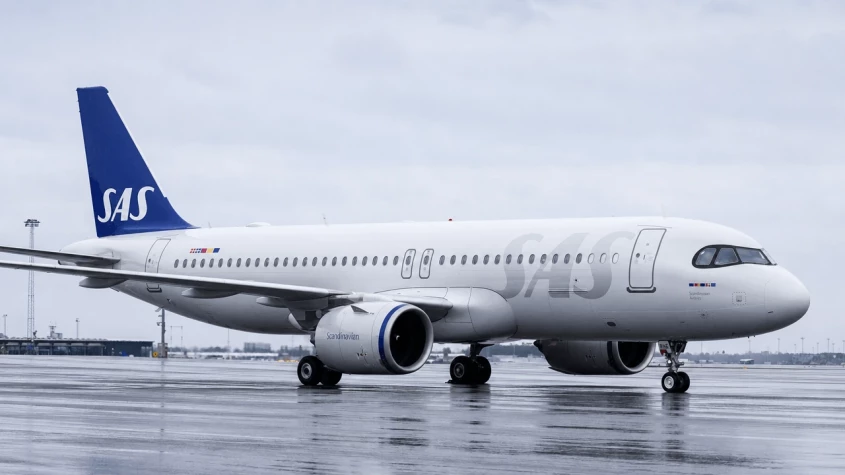 SAS-flygplan p&aring; landningsbana