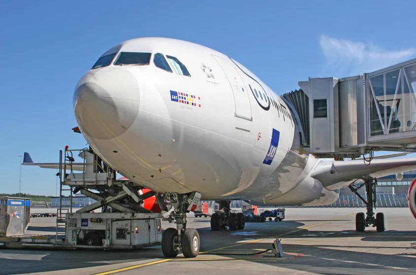 Genrebild över ett SAS flygplan som står redo för boarding