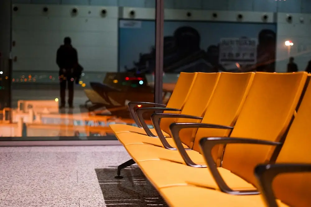 sillas vacías en un aeropuerto