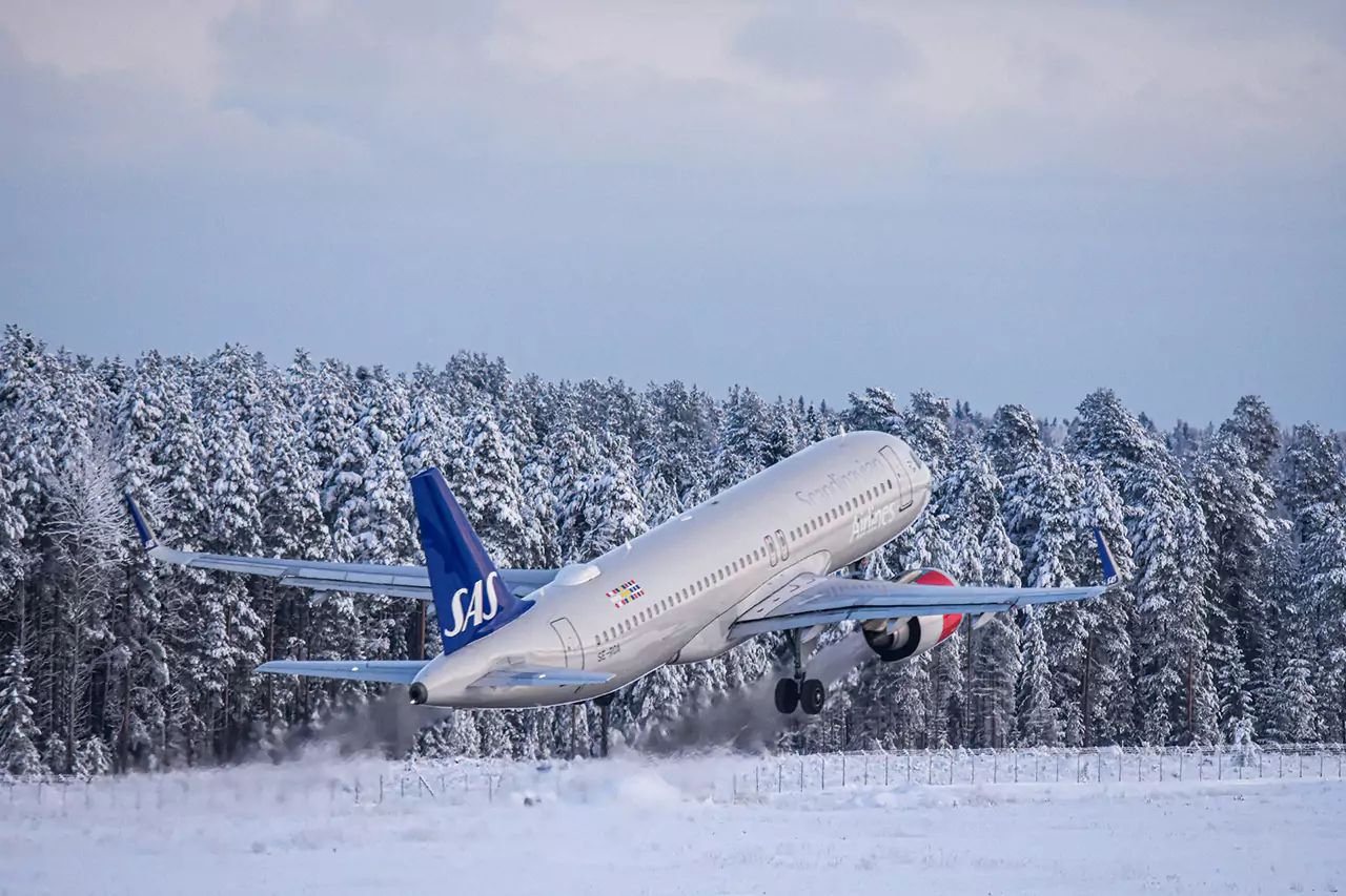 sniezny krajobraz z samolotem z przodu