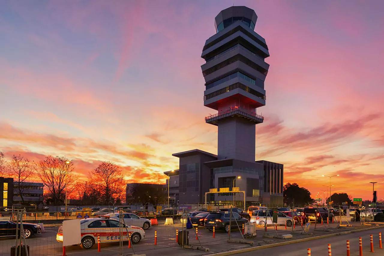 solnedgang over nya flygledningstornet vid nikola tesla flygplatsen belgrad serbien