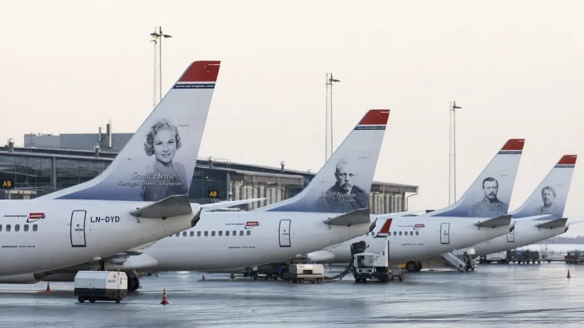 Norwegian flygplan parkerade p&aring; flygplats