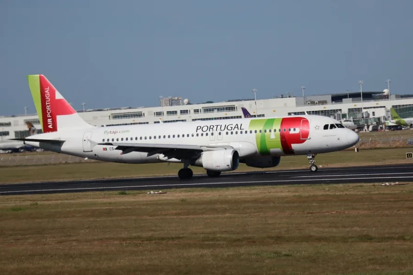 avi&atilde;o da TAP Air Portugal na pista, artigo sobre reembolso TAP