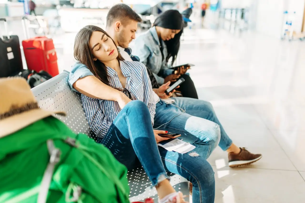 les passagers attendent leur vol dans un a&eacute;roport