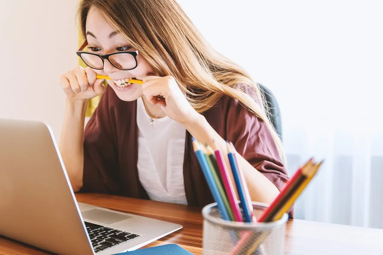 una donna davanti al computer