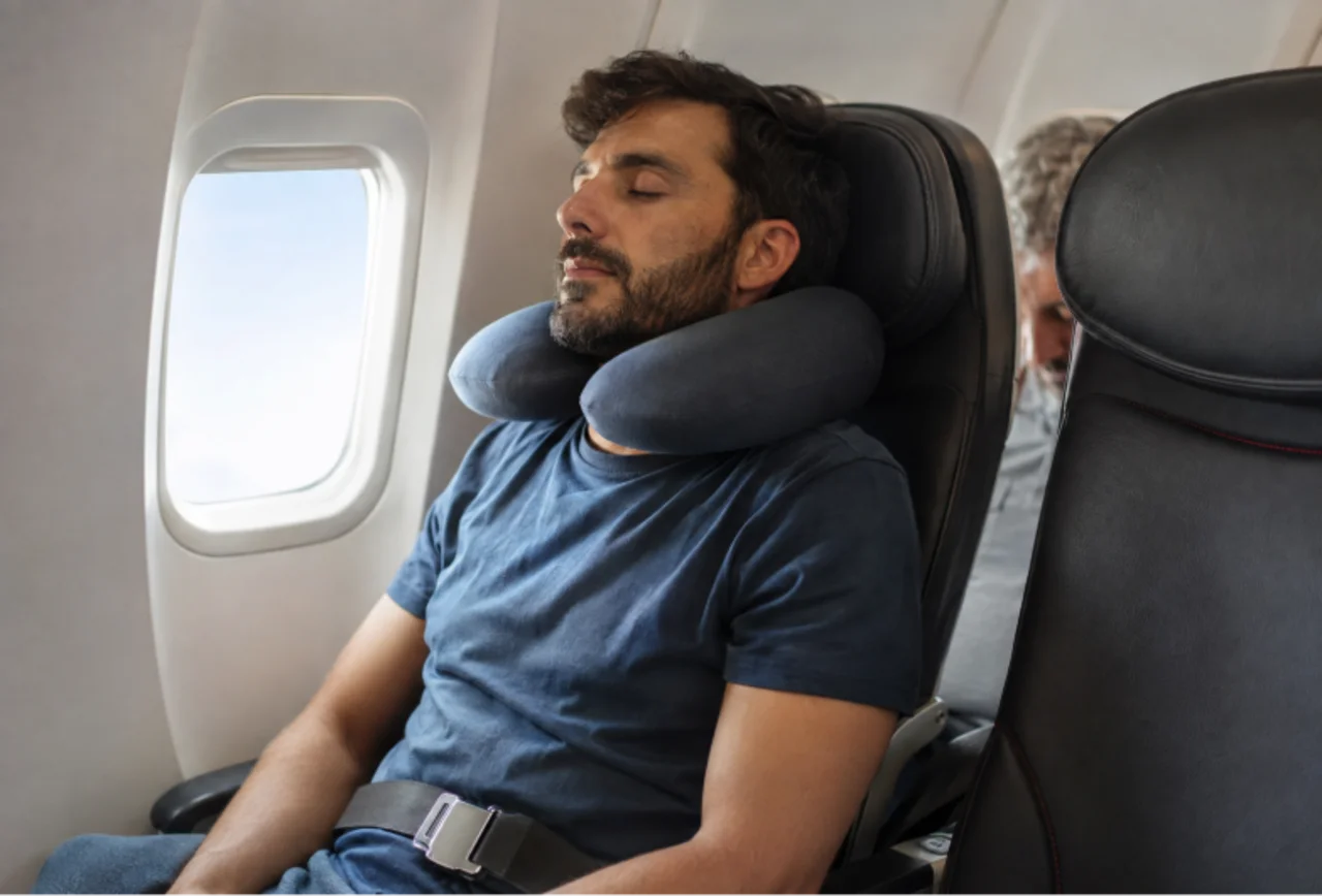 viajero-durmiendo-en-avion-con-almohada