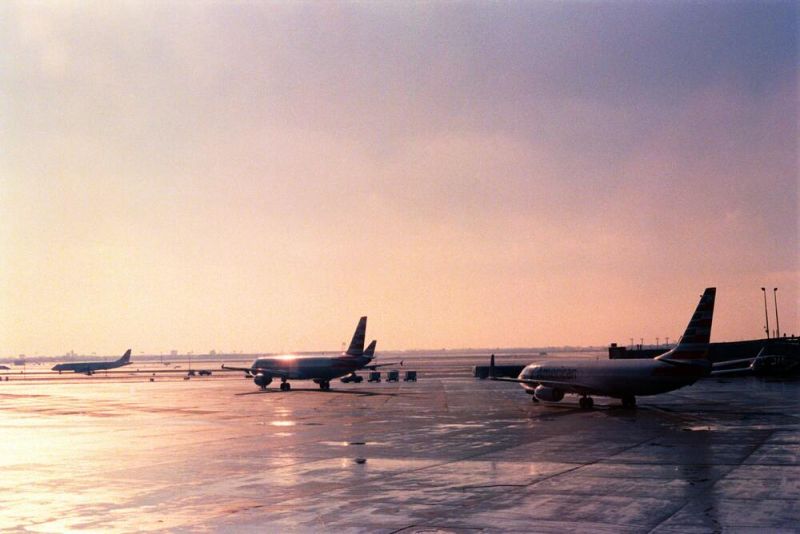 три самолета ожидают взлета в аэропорту
