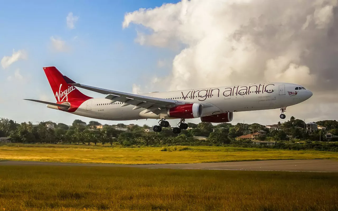 Um avi&atilde;o da Virgin Atlantic a descolar