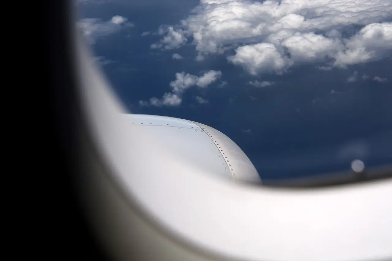widok nieba z okna samolotu