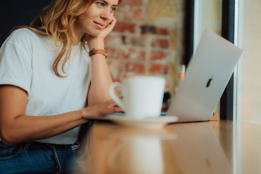 vrouw controleert haar compensatie