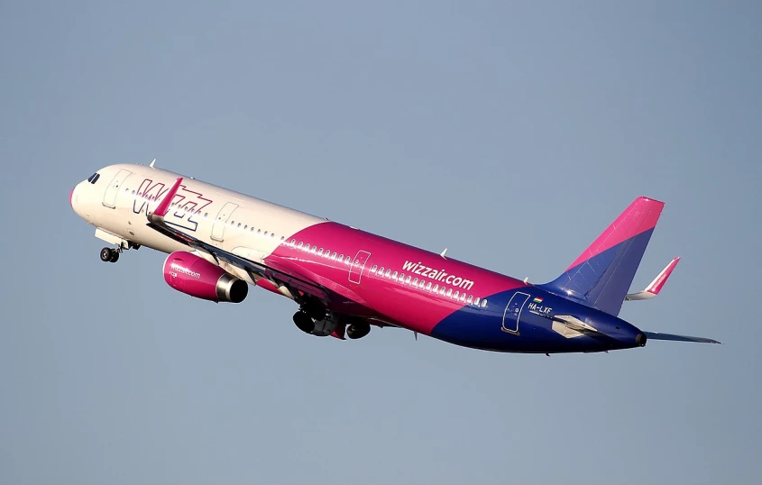 Genrebild över en Wizz Air flyg som lyfter mot sin destination