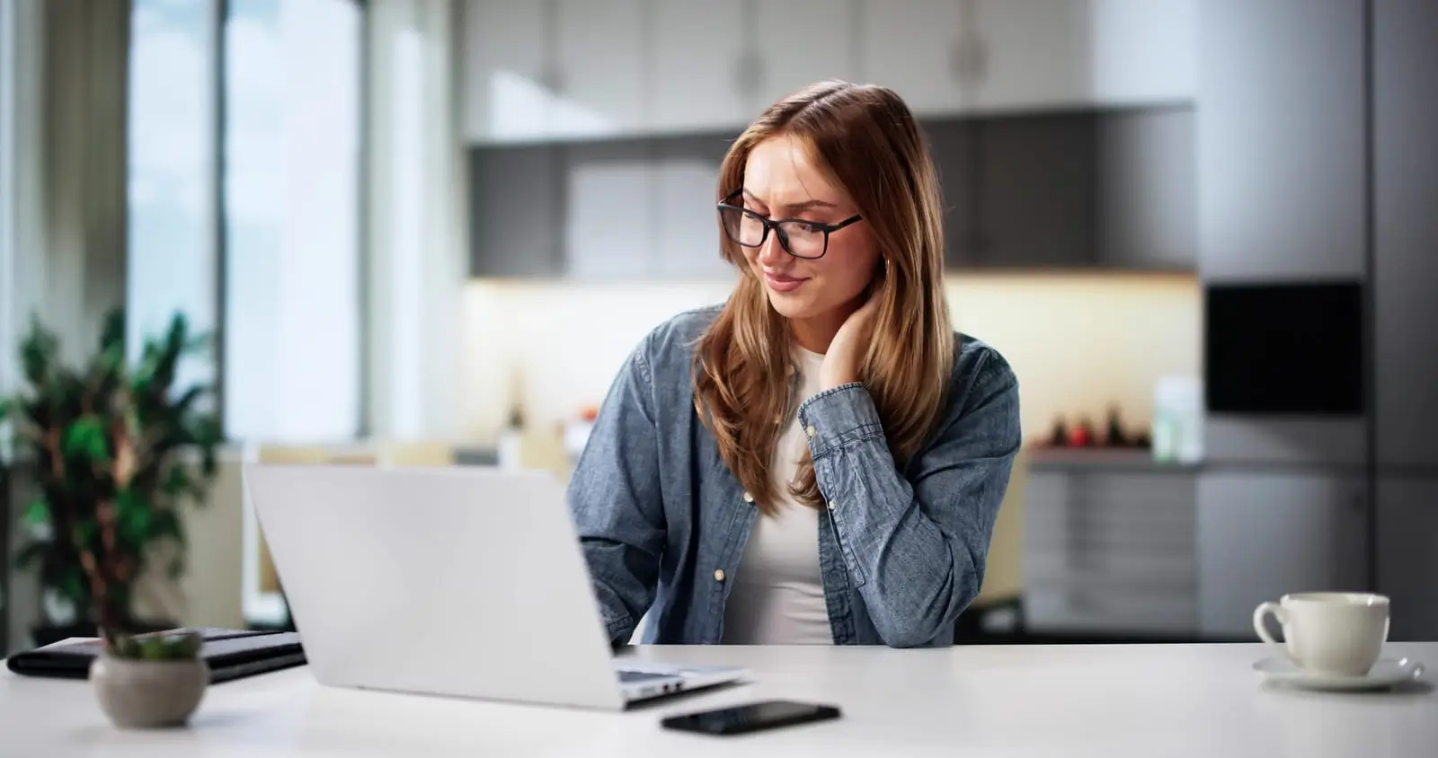 Frau hinter dem Computer