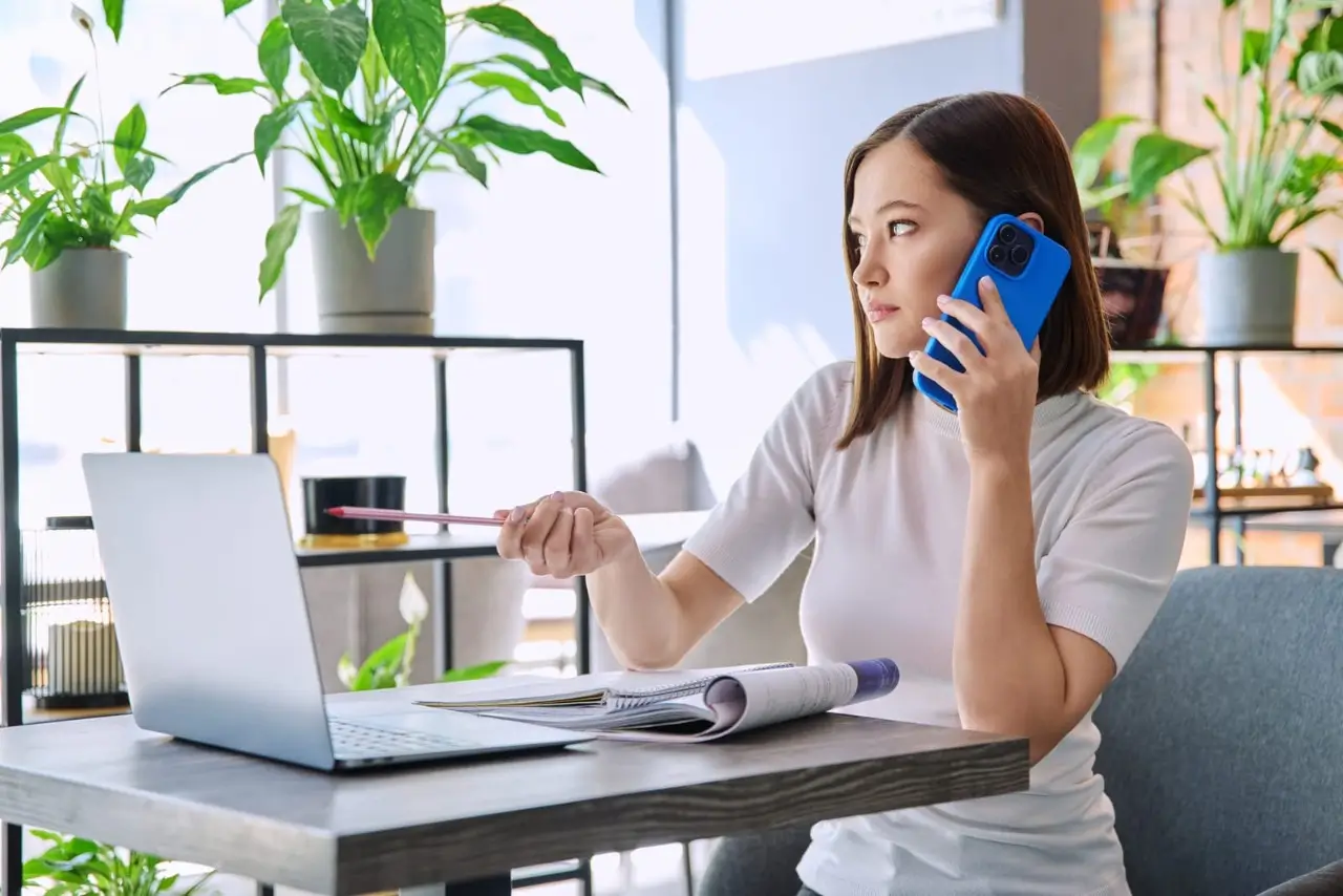 une femme parle au téléphone