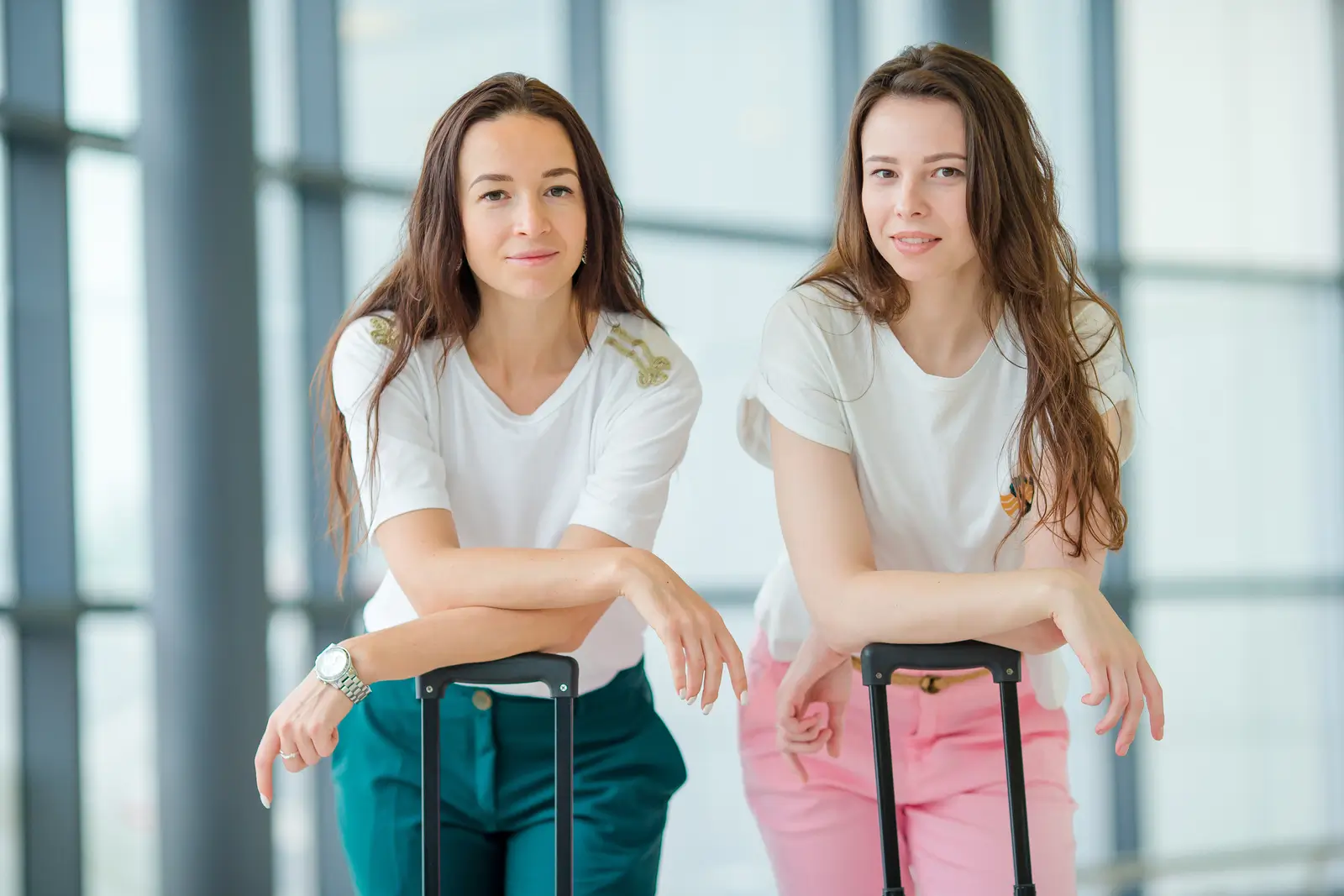 junge Frauen mit Gep&auml;ck am internationalen Flughafen