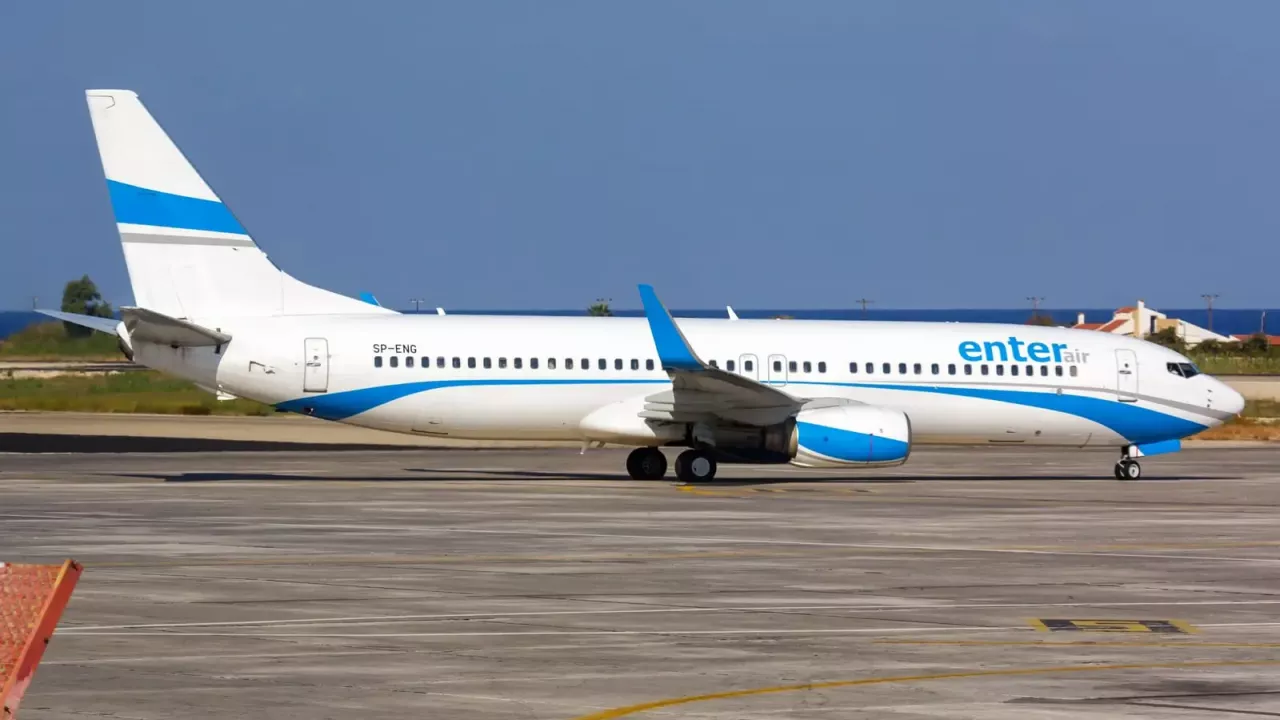 Overbooking w Enter Air: jak uzyskać odszkodowanie za odmowę wejścia na pokład?