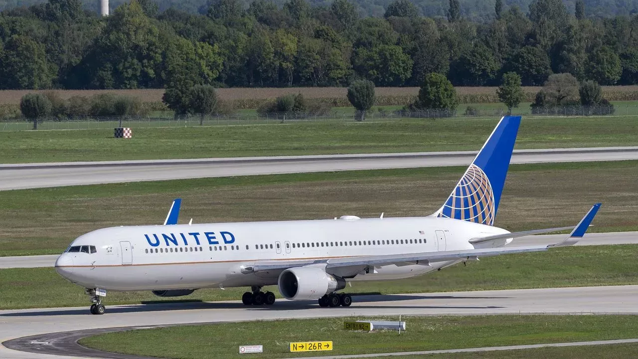 United Airlines Review: Customer Experience, Prices & Baggage Size