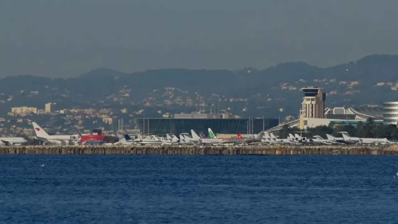 Vols retardés et annulés à l'aéroport Nice Côte d'Azur (NCE) : arrivées et départs en direct