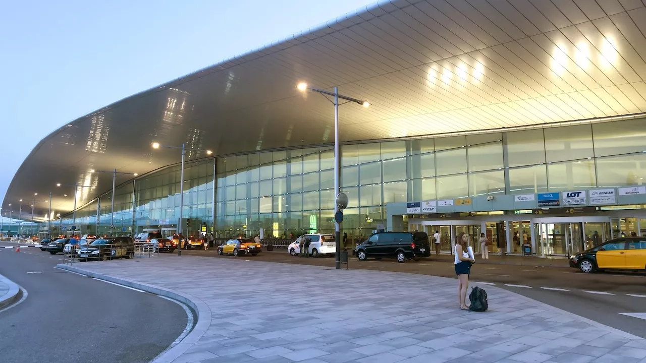 Retrasos y Cancelaciones de Vuelos de Aeropuerto de Barcelona-El Prat: Actualizaciones de Hoy en Tiempo Real