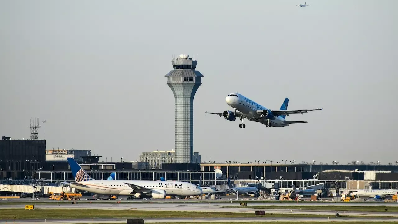 Chicago O'Hare Airport flight delays and cancellations today 