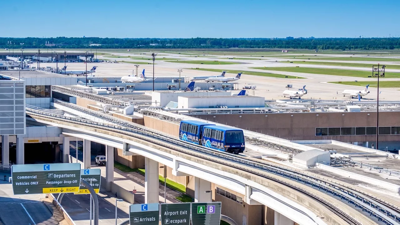 Delayed and canceled flights today at Houston Bush airport (IAH)