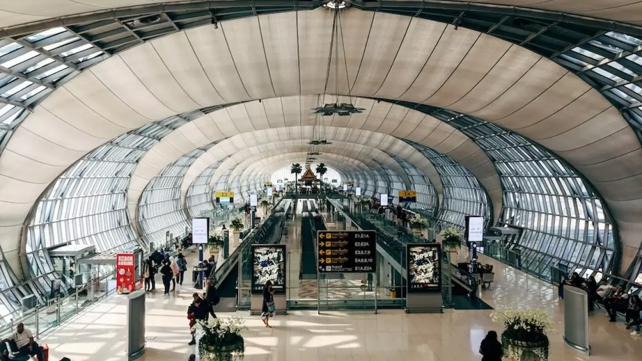 Die Uhr tickt: Flugverspätungen von über 6 Stunden