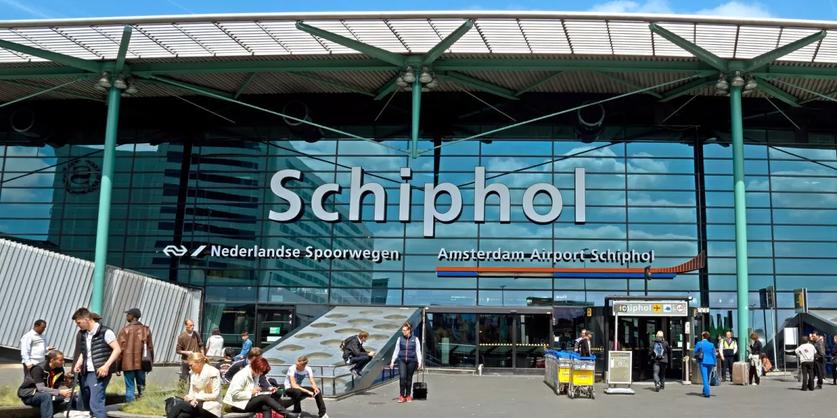 Hoelang van tevoren op Schiphol? Tips voor een stressvrije vlucht Hoelang van tevoren op Schiphol? Tips voor een stressvrije vlucht