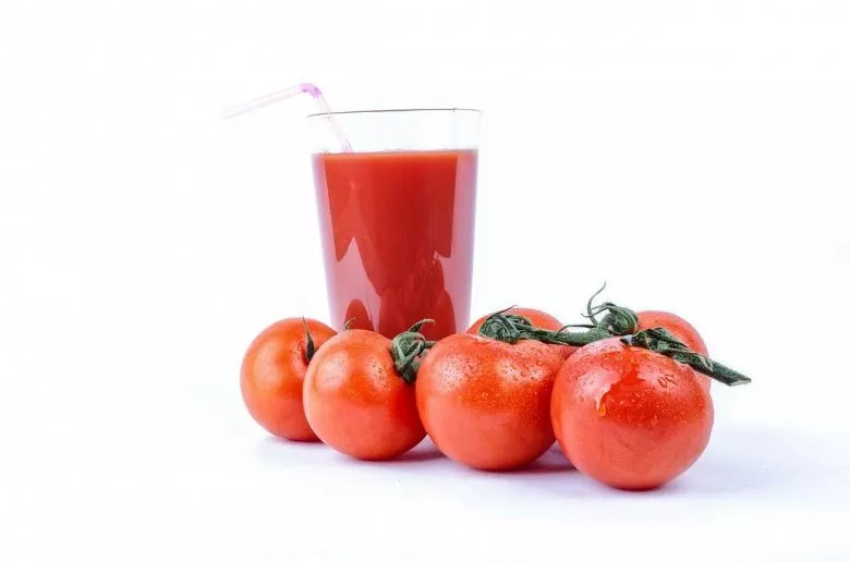 Warum trinken Menschen im Flugzeug so gerne Tomatensaft?