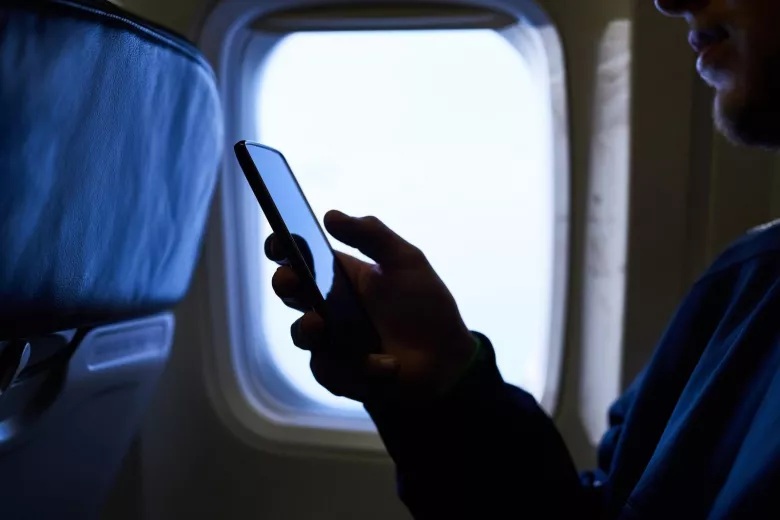 Är det säkert att använda min mobiltelefon på flyget?
