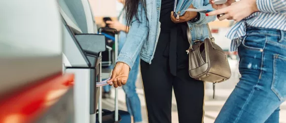Sprawdź ile gotówki można mieć w samolocie?