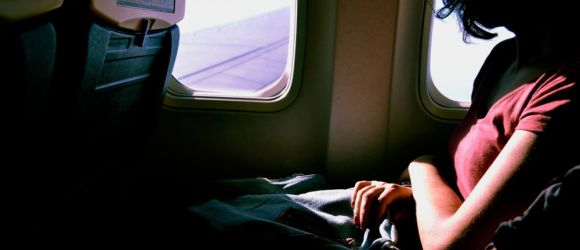 Vencer o medo de voar: dicas e truques eficazes para um voo mais descontraído