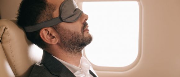 Cómo dormir en un avión: consejos y trucos