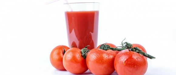 Почему людям так нравится пить томатный сок в самолете?