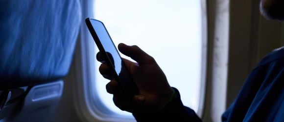 Är det säkert att använda min mobiltelefon på flyget?