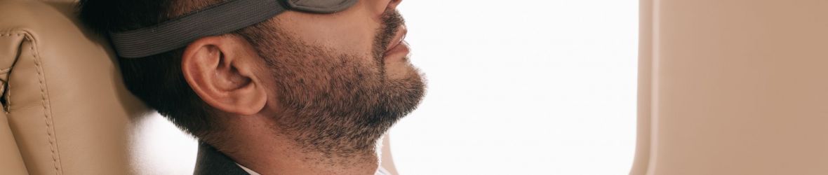 Cómo dormir en un avión: consejos y trucos