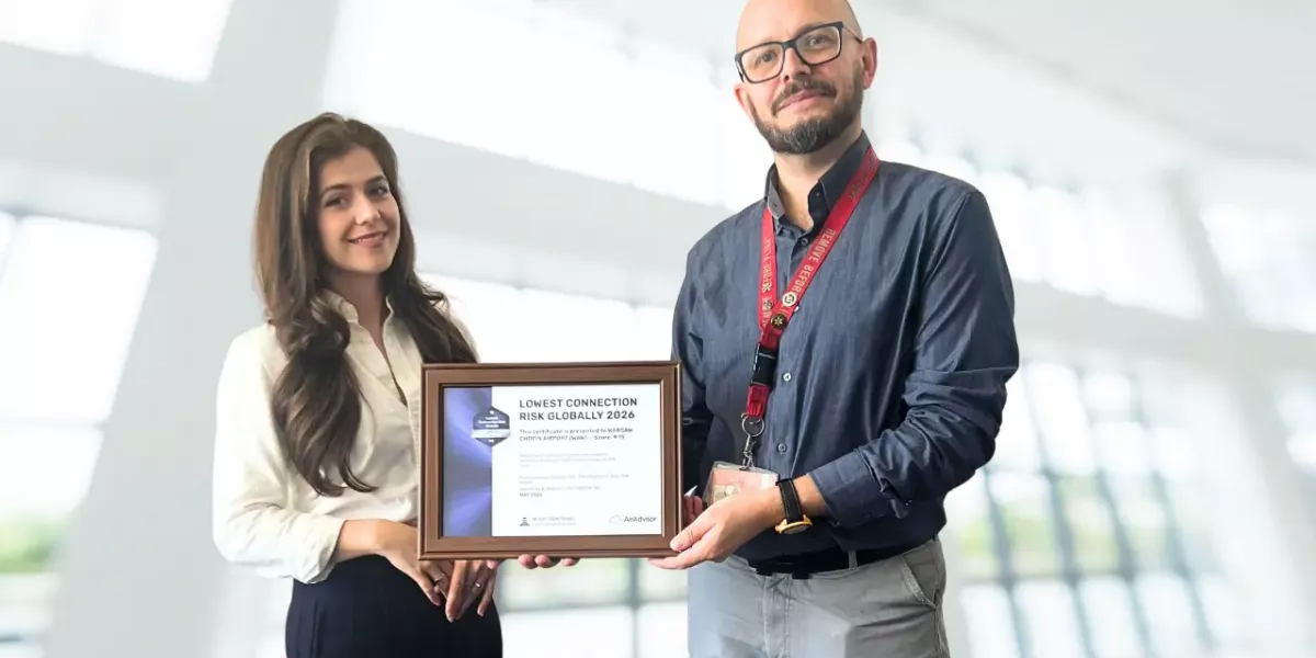 AirAdvisor presents award for connections at Warsaw Chopin Airport