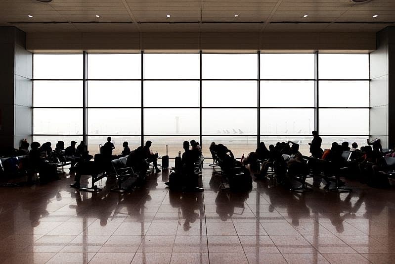 Passagiere am Gate warten auf Ihren Flug