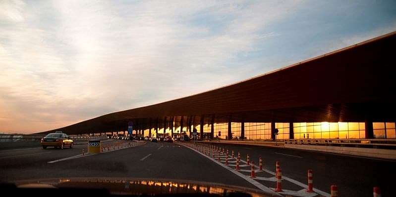 Zufahrtsstra&szlig;e zum gr&ouml;&szlig;ten Flughafen der Welt Beijing Daxing 