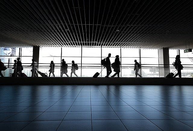 Menschen im Gang zu den Flughafen-Terminals