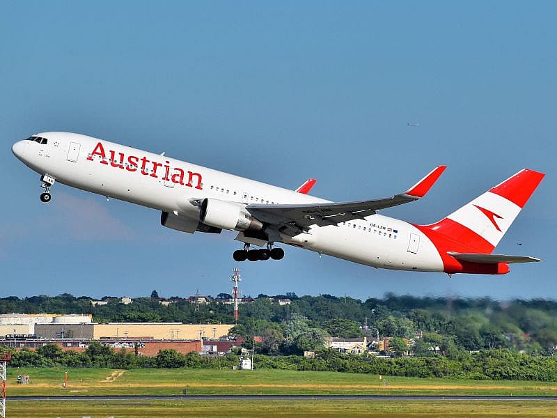 Aereo Austrian Airlines sulla pista di atterraggio