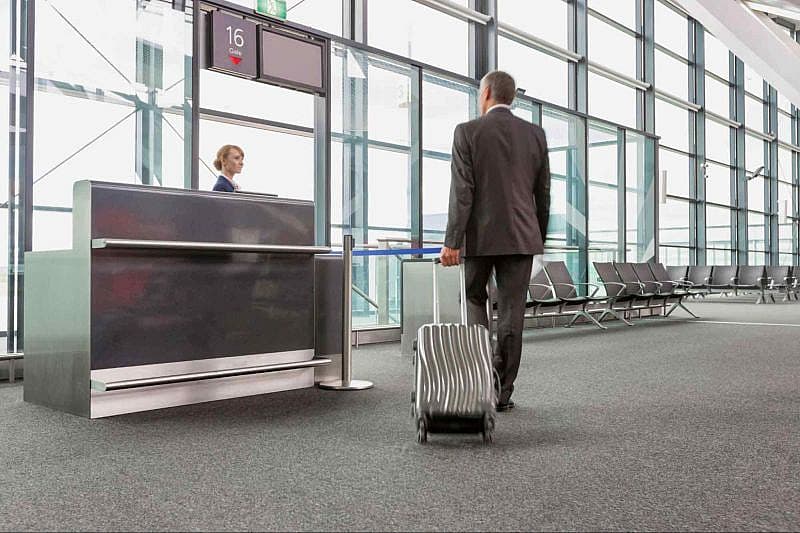 Un hombre al que se le deniega el embarque en el aeropuerto Charles de Gaulle de Par&iacute;s.